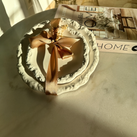 Duo Petra fait main - deux assiettes sculpturales de couleur crème aux courbes douces et organiques